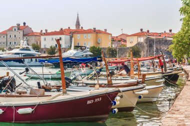 Marina Yelkenli Yatlar ve sahil Budva, Budva Riviera, Karadağ kapalı eski kente bakan tekneler için.