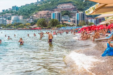 Budva, Karadağ - 19 Ağustos 2017: Modern sahil kasabası Budva, Karadağ, Avrupa'nın parçası. Budva Adriyatik Riviera en iyi ve en popüler tatil biridir.