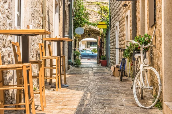 Eski Budva Kasabası, Karadağ. Bu şehrin bahsi geçeli 26 yüzyıldan fazla oluyor. Antik evler görüyoruz, çok dar bir sokak, kafeler, dükkanlar..