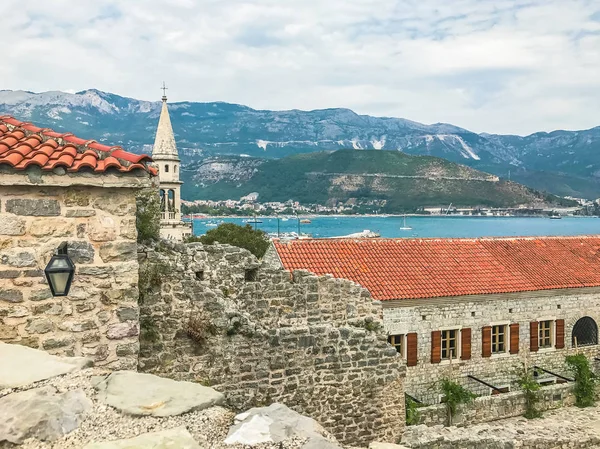 Vista desde la ciudadela veneciana del siglo XV en Budva, Montenegro, sobre el Golfo del Adriático y las montañas de los Balcanes . — Foto de Stock