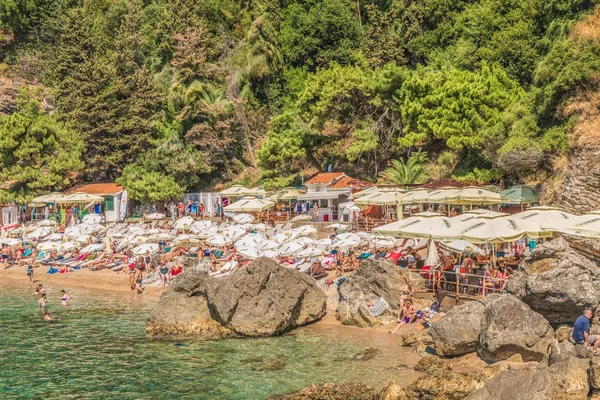 Frammento di spiaggia di Mogren a Budva, Montenegro è una delle spiagge più popolari della Riviera di Budva. — Foto Stock