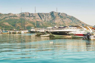 Pier için Yelkenli Yatlar ve Budva, Karadağ kıyıları dağ manzaralı tekne.