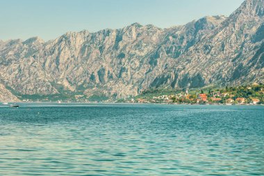 Boka Kotorska Körfezi Adriyatik Denizi, koca Balkan Dağları ve Karadağ Perast şehir bir parçası'görünümü.