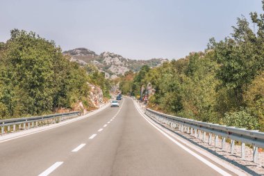 Otoban yol dağda, Karadağ.