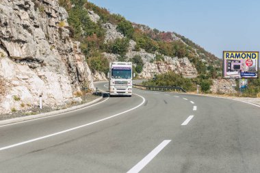 Budva, Karadağ - 26 Ağustos 2017: Otoban yol dağda, Karadağ.