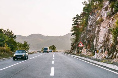 Budva, Karadağ - 26 Ağustos 2017: Otoban yol dağda, Karadağ.