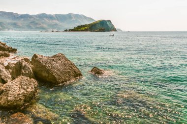 Görünüm Budva, Karadağ ünlü turistik beldesi yakınından Adriyatik Denizi Körfez, St. Nicholas Adası.
