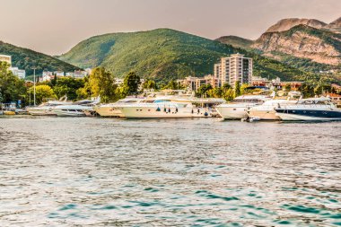 Pier için Yelkenli Yatlar ve Budva, Karadağ kıyıları dağ manzaralı tekne.