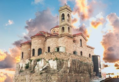 Panagia Teoskepasti Ortodoks Kilisesi 'nin 7. yüzyıl manzarası, Paphos, Kıbrıs.
