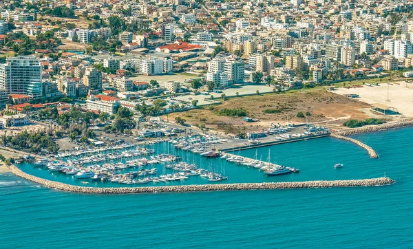 Kıbrıs Rum Kesimi 'nin Larnaca liman kenti. Uçaktan sahil şeridine, plajlara, limana ve Larnaka şehrinin mimarisine bakın..