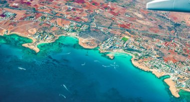 Ayia Napa tesisi alanı plajlar, koyları, oteller, parklar ve diğer altyapı için uçak sayısı ile Kıbrıs sahil Panoraması.