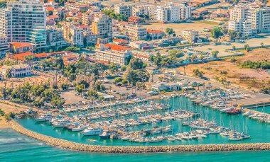 Kıbrıs Rum Kesimi 'nin Larnaca liman kenti. Uçaktan sahil şeridine, plajlara, limana ve Larnaka şehrinin mimarisine bakın..