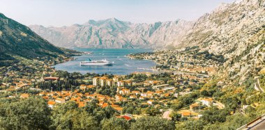 Kotor, Karadağ Panoraması. Kotor Koyu'ndaki Adriyatik Denizi, korunmuş bir Venedik Kalesi, eski küçük köyler, ortaçağ şehirlerinden ve pitoresk dağlar en güzel yerlerden biri.