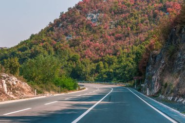 Road, koca Balkan Dağları, Karadağ karayolu. İşkodra Gölü, Karadağ Milli Parkı dolambaçlı bir ırmağın adı yol işaret 