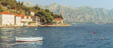 Boka Kotorsky Körfezi Panoraması ile dolgu Perast, Karadağ antik kentin bir parçası. Adriyatik Denizi üzerinde Kotor Koyu'nun sularına dağlardan bir görünümünü.