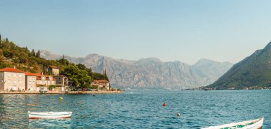 Boka Kotorsky Körfezi Panoraması ile dolgu Perast, Karadağ antik kentin bir parçası. Adriyatik Denizi üzerinde Kotor Koyu'nun sularına dağlardan bir görünümünü.