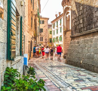 Kotor, Karadağ - 24 Ağustos 2017: Bir sokak eski Kotor şehir. Eski Kotor bir Unesco Dünya Mirası Sit alanı ve ünlü bir turistik bir parçasıdır.