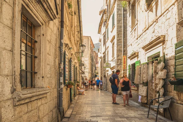Kotor, Karadağ - 24 Ağustos 2017: Bir sokak eski Kotor şehir. Eski Kotor bir Unesco Dünya Mirası Sit alanı ve ünlü bir turistik bir parçasıdır.