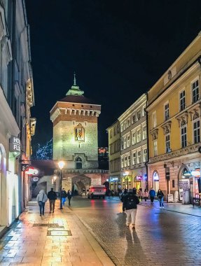 Cracow, Polonya-24 Ocak 2018: St. Florian kapıları ile Krakow tarihi merkezinde Florian Street Ocak akşam.