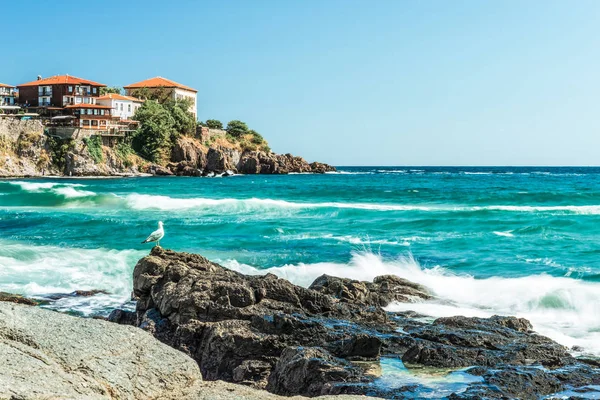Bulgaristan 'ın eski Sozopol kentinin bir parçası. Kasabanın Karadeniz kıyısındaki körfezin manzarası.