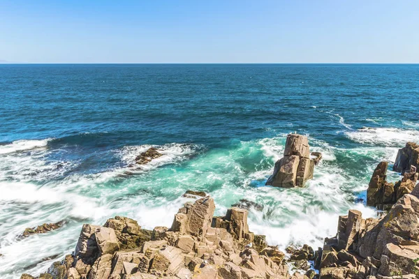 Formatie Van Rotsen Blauwe Zee Ziet Eruit Als Een Gezicht — Stockfoto