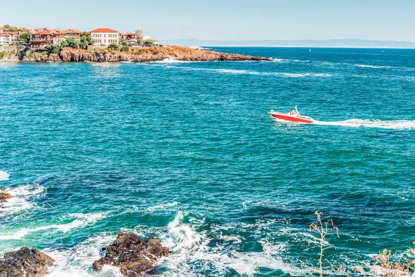 Bulgaristan 'ın eski Sozopol kentinin bir parçası. Kasabanın Karadeniz kıyısındaki körfezin manzarası.