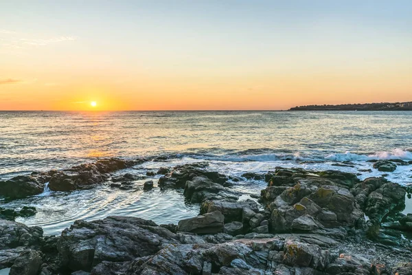 Bulgaristan 'ın Sozopol kentinde Karadeniz' de şafak vakti.