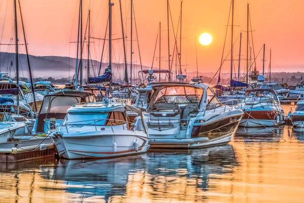 Bulgaristan 'ın Sozopol limanındaki rıhtımda tekne ve yatlar.