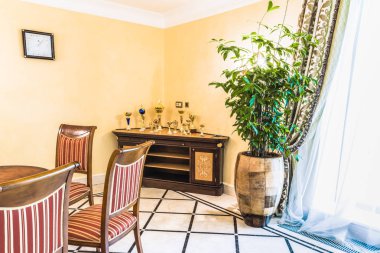 Novi Petrovtsi, Ukrayna - 29 Mayıs 2014: koridorun bir parçası bir koleksiyonu dünyanın en büyük ödül olan köpek Mezhigirya eski Ukrayna Cumhurbaşkanı Yanukoviç kreş gösterir.