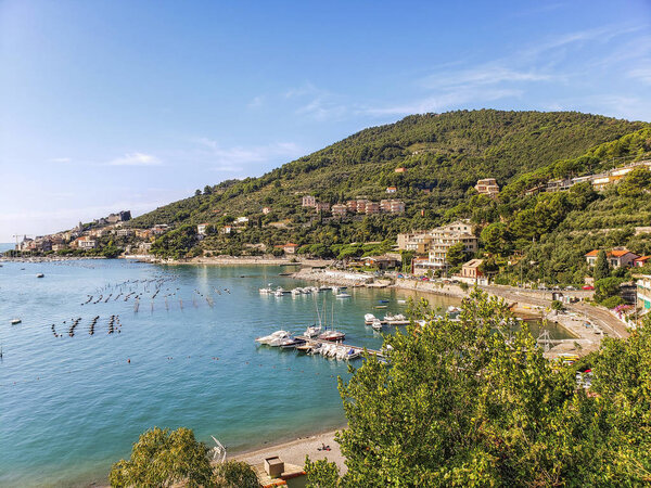 Красивое лигурийское побережье Италии. Вид на залив поэтов и маленький городок Портовенере
.