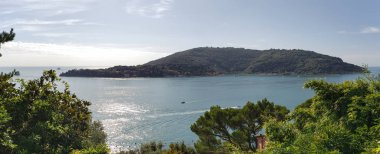 Şairler körfezi ve İtalya 'nın Palmaria, Liguria adasının güzel panoramik manzarası.