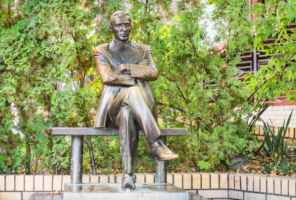 Kiev, Ukrayna - 14 Ekim 2019: Kiev 'deki Aziz Andrew Anıtı' nda Mikhail Bulgakov Anıtı. Mikhail Bulgakov 20. yüzyılın Sovyet yazarıydı..