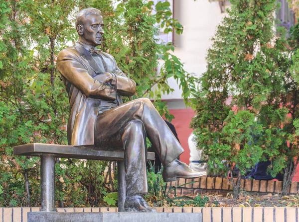 Kyiv, Ukrayna - 14 Ekim 2019: Kiev 'deki Aziz Andrew Anıtı' nda Mikhail Bulgakov Anıtı. Mikhail Bulgakov 20. yüzyılın Sovyet yazarıydı..