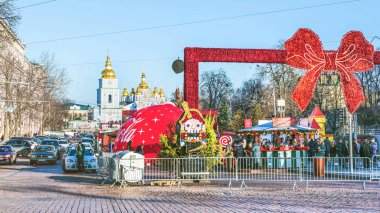 Kiev, Ukrayna - 3 Ocak 2020: Sofya Meydanı 'ndaki Yeni Yıl ağacının etrafındaki Noel pazarının bir parçası. Arka planda Aziz Michael Kilisesi var..