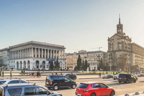 キエフ ウクライナ 2020年1月3日 キエフ 独立広場 Khreschatyk通りの中心部を歩く 手前は自然保護区の建物 — ストック写真