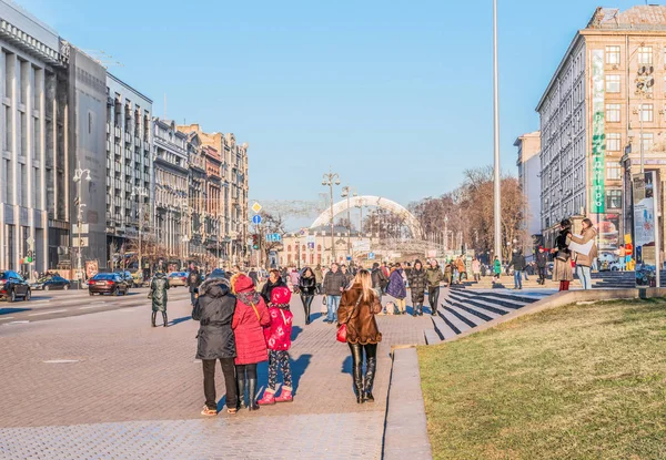 キエフ ウクライナ 2020年1月3日 通りKhreschatykの断片 背景には人々の友情のアーチが見られます — ストック写真