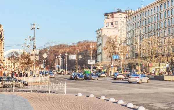 Kijów Ukraina Stycznia 2020 Fragment Ulicy Chreszczatyk Tle Widać Łuk — Zdjęcie stockowe