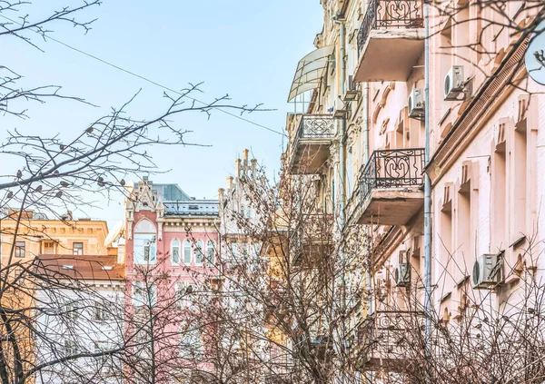 Kiev, Ukrayna 'nın merkezinde tipik bir avlu..