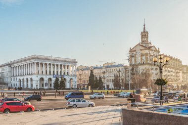 Kiev, Ukrayna - 3 Ocak 2020: Kiev, Independence Square, Khreshchatyk Caddesi 'nde yürüyün. Önde konservatuar inşaatı var..