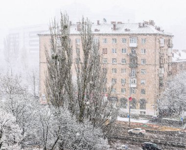 Mart ayında kar yağışı. Kiev, Ukrayna 'nın bir parçası.