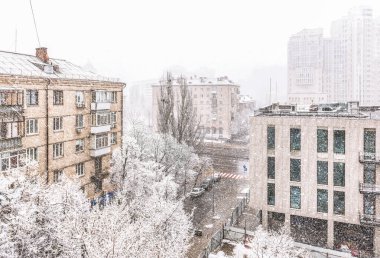 Mart ayında kar yağışı. Kiev, Ukrayna 'nın bir parçası.