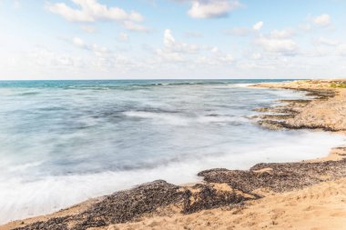 Göz kamaştırıcı renkli bir manzara, mavi bir deniz kıyısı, Kıbrıs kıyısı, Paphos mahallesi..
