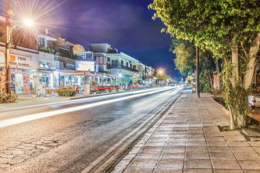 Paphos, Kıbrıs - 22 Eylül 2016: Geceleri şehrin bir kısmı.