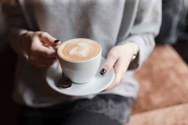 İyi norning / kızın elinde fincan kahve