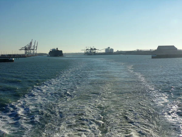 Levando Balsa Calais Para Dover Boa Vista Das Falésias Costeiras — Fotografia de Stock