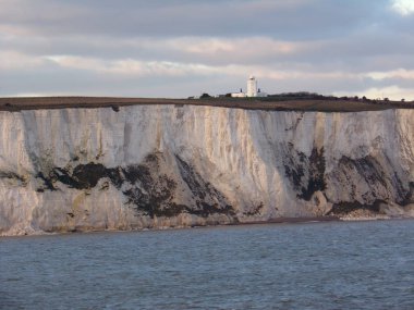 Calais 'den Dover' a giden feribota binmek - Sunset 'teki Dover Kıyı Kayalıkları' nın Güzel Manzarası 