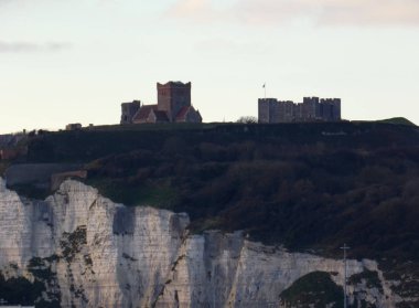 Calais 'den Dover' a giden feribota binmek - Sunset 'teki Dover Kıyı Kayalıkları' nın Güzel Manzarası 