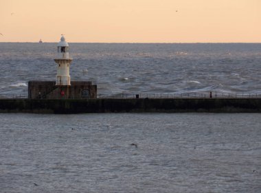 Calais 'den Dover' a giden feribota binmek - Sunset 'teki Dover Kıyı Kayalıkları' nın Güzel Manzarası 