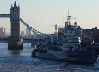 Thames Nehri 'nin karşısındaki Londons Iconic Tower Köprüsü - İngiltere, Birleşik Krallık