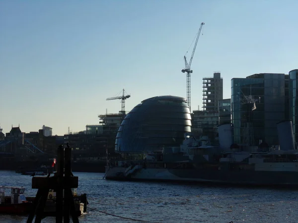 ロンドン イギリスのテムズ川沿いの歴史的建造物とモダンな建物 — ストック写真